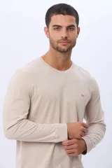 Remera básica de algodón de manga larga color beige, con escote redondo y logo bordado en el frente.