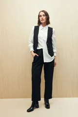 Pantalón negro de corte recto con bolsillos laterales y cintura elástica.