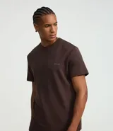 Remera deportiva de manga corta y cuello redondo, confeccionada con tecnología Dry para mayor transpirabilidad y control de la humedad. Presenta un diseño liso en color verde claro con un pequeño estampado de lettering en la parte inferior.