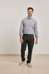 Pantalón de corte recto y estilo clásico, confeccionado en sarga de algodón con elastano. Cuenta con diseño de cinco bolsillos, cierre frontal con botón metálico y costuras reforzadas.