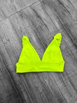 Top de bikini triangular color amarillo neón con volados en los breteles.
