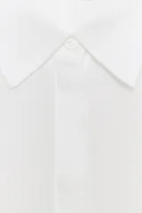 Camisa amplia ZW Collection de corte oversize, confeccionada en hilatura con lyocell y ramio, en color blanco. Presenta cuello solapa, manga por debajo del codo, detalle de pliegue en la espalda y cierre frontal con botones ocultos por solapa.