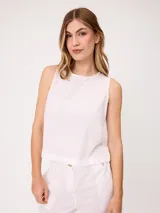 Musculosa de lino color verde claro, con cuello redondo y diseño holgado.