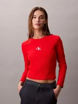 Remera manga larga Calvin Klein de corte ajustado y crop, color rojo, con tejido acanalado y cuello redondo. Cuenta con el monograma de la marca bordado en el centro del pecho.
