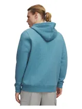 Buzo con capucha Under Armour, confeccionado en forro polar de mezcla de algodón con interior cepillado. Presenta un diseño de color azul jaspeado, bolsillo canguro delantero, puños y bajo acanalados, y el logotipo de la marca bordado en el pecho.