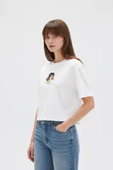 Remera cropped de algodón con cuello redondo, diseño holgado y estampado frontal de una copa con cerezas.