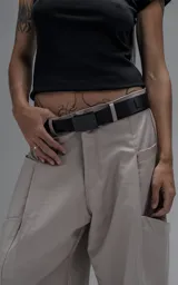 Pantalón de estilo sastrero con calce amplio y pierna recta. Presenta un tablón frontal que aporta estructura y bolsillos laterales de terminación limpia.