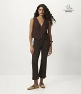 Pantalón de jean Marfinno modelo cropped flare, de tiro medio, color marrón oscuro. Presenta cierre frontal con cremallera y botón metálico, trabillas en la cintura, bolsillos funcionales delanteros y bolsillos traseros aplicados con costuras curvas.