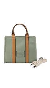 Cartera estructurada de tamaño mediano, confeccionada en símil cuero color negro. Presenta doble asa de mano, correa larga ajustable y desmontable, y un bolsillo trasero con cierre. El compartimento principal cuenta con cierre, división interna y bolsillos organizadores.