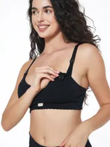 Soutien maternal negro sin costuras, con breteles regulables y broche frontal para amamantar.