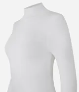 Blusa de manga larga confeccionada en viscosa sostenible, color azul marino, con cuello alto.