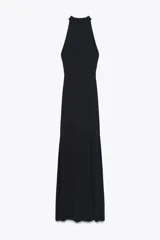 Vestido largo negro, corte recto, con cuello halter que se ata en la nuca y espalda descubierta.