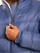 Campera puffer azul con cuello alto y cierre frontal. Interior forrado en sherpa color crema.
