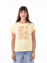 Remera negra de algodón con estampado frontal de la palabra "MERCI" en letras delineadas con colores del arcoíris.