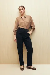 Pantalón negro de algodón, de tiro alto y corte recto, con bolsillos delanteros amplios con botones.