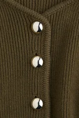 Cárdigan corto de punto acanalado en color verde oliva, de ajuste ceñido, con cuello redondo y botones metálicos dorados.
