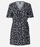 Mono corto de viscosa con estampado floral liberty, escote en V cruzado y mangas cortas amplias.