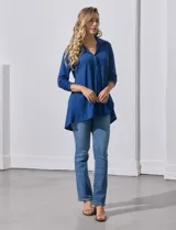 Camisola azul de manga tres cuartos, marca Rio & Rian. Cuello con solapa y abertura central con botones. Manga con detalle fruncido.