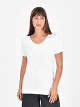 Remera negra de manga corta con cuello en V.