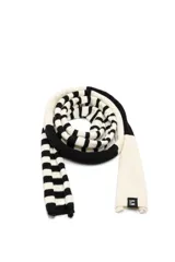 Bufanda fina de tejido de punto con diseño de rayas horizontales en blanco y negro. Presenta un extremo con bloque de color sólido y etiqueta de marca.