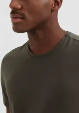 Camiseta básica de manga corta y cuello redondo, confeccionada en algodón pima de alta calidad.