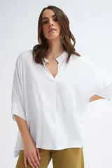 Blusa blanca de manga corta, con escote en V y cuello mao.