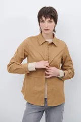 Camisa de estilo casual confeccionada en material tipo gamuza color marrón, con cuello clásico, cierre frontal con botones y costuras a la vista en tono contrastante.
