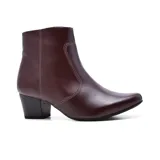 Bota corta de cuero color bordó, con punta fina, cierre lateral y taco cuadrado.