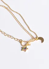 Pulsera dorada con doble cadena, una de eslabones y otra de bolitas. Incluye dije de luna lisa y dije de estrella con pequeñas circonitas de colores.