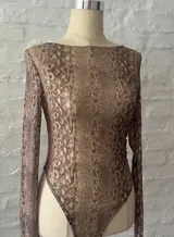 Body de microtul con estampado animal print en tonos marrones.