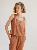 Top de lino y viscosa color tostado, con escote rectangular, tirantes anchos y diseño holgado.