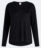Blusa de manga larga Marfinno en color negro, confeccionada en media malla texturizada, con escote en V y diseño clásico.