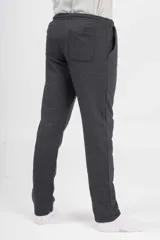 Pantalon de jogging recto color gris oscuro con felpa interior, cintura elastizada con cordón de ajuste y bolsillos laterales.