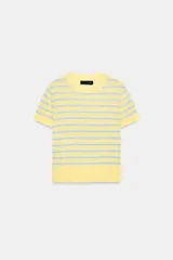 Jersey de punto fino con diseño a rayas horizontales celestes sobre fondo amarillo, con cuello redondo y manga corta.