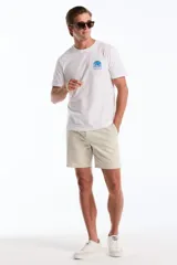 Bermuda de twill color beige, de corte clásico con bolsillos laterales y traseros, cierre frontal con botón y bragueta con cierre.