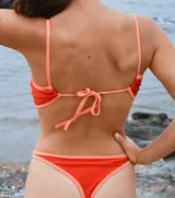 Top de bikini naranja con breteles finos y contorno en color durazno.
