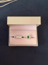 Set de dos anillos de plata 925, compuesto por una alianza lisa y un anillo con piedra central en forma de gota de color verde rodeada de zirconias brillantes.