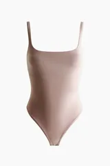 Body de microfibra color nude/rosado pálido, de corte alto, con escote cuadrado y breteles finos.