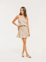 Musculosa de lino a rayas verticales azules y blancas, con breteles anchos y ruedo con flecos.