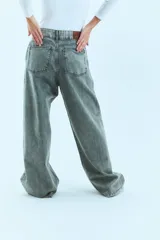 Jean gris de tiro medio alto, corte oversize y lavado ice.
