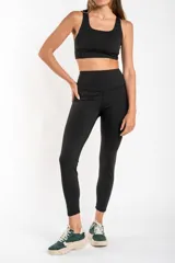 Top deportivo con estampado abstracto en tonos lila y gris.