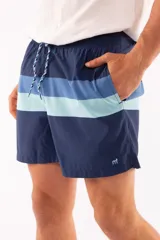 Short de baño azul con franjas horizontales en celeste y azul claro. Cuenta con cintura elástica ajustable con cordón, dos bolsillos laterales y uno trasero.