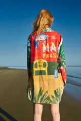 Camisa holgada estampada con motivos de mercado, corte clásico, cuello solapa y abotonada.