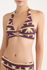 Top de bikini estilo halter con estampado geométrico multicolor en tonos bordó, verde, tostado y blanco, y detalle de argolla central.