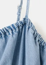 Vestido midi de denim suave en color celeste, con tirantes finos, escote cuadrado fruncido y silueta evasé.
