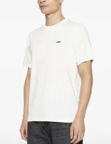 Remera de manga corta color blanco, con cuello redondo y logo de la marca bordado en pequeño en el pecho.