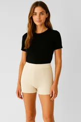 Short de tejido de punto, de calce ajustado al cuerpo y tiro medio.