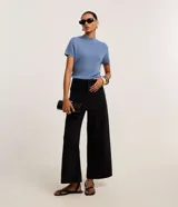 Blusa de punto texturizado color celeste, de manga corta y cuello alto, marca Cortelle.