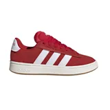 Championes Adidas Grand Court Alpha, color rojo con las tres tiras laterales en blanco y suela blanca con base marrón. Confeccionados en cuero sintético con forro interior suave y mediasuela Cloudfoam para mayor amortiguación.