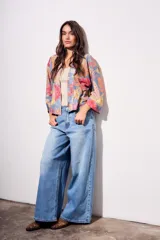 Kimono con estampado floral multicolor, mangas 3/4 y bolsillos laterales.